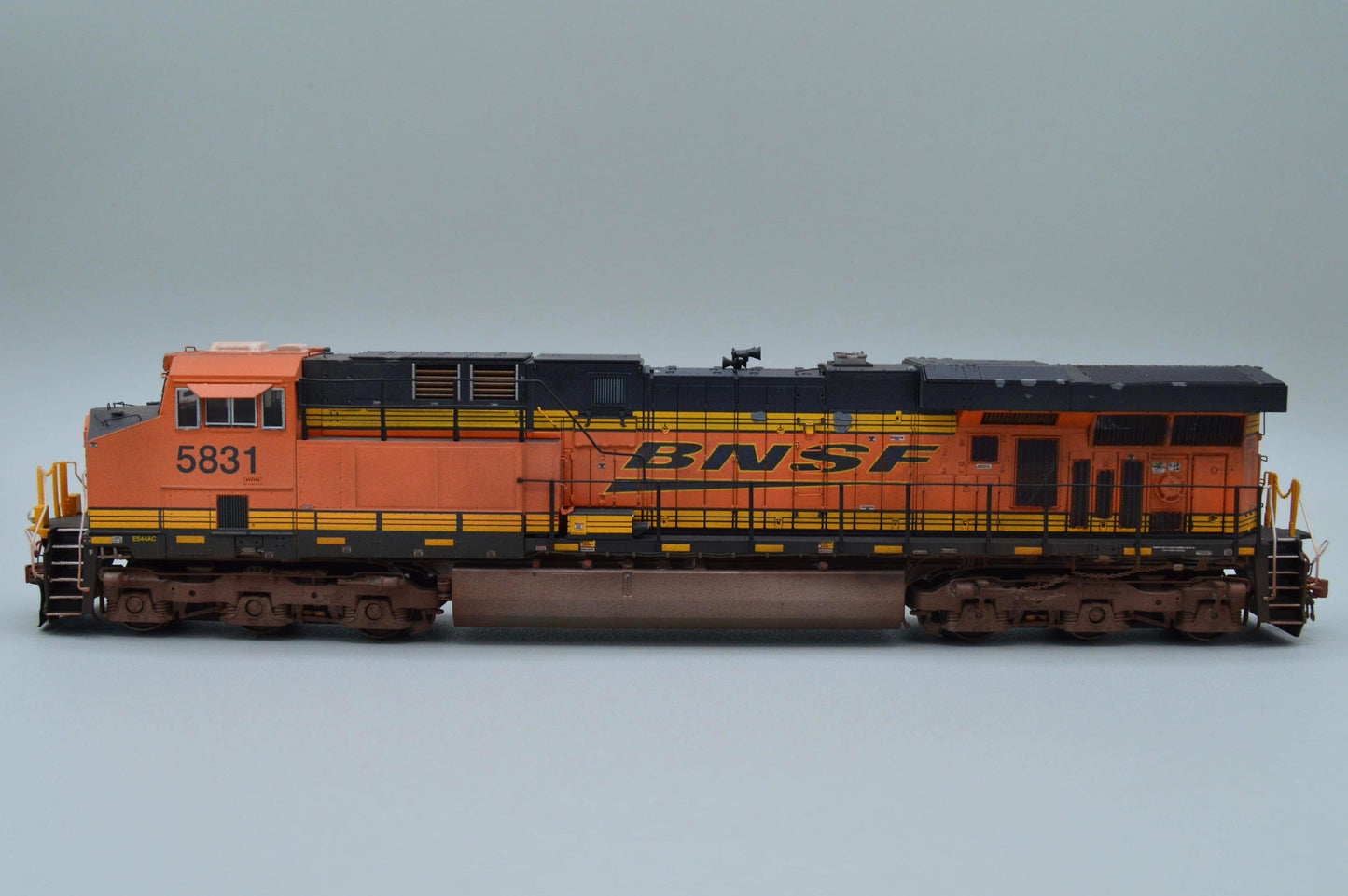 Scaletrains Rivet Counter BNSF ES44AC #5831 DCC & Sound