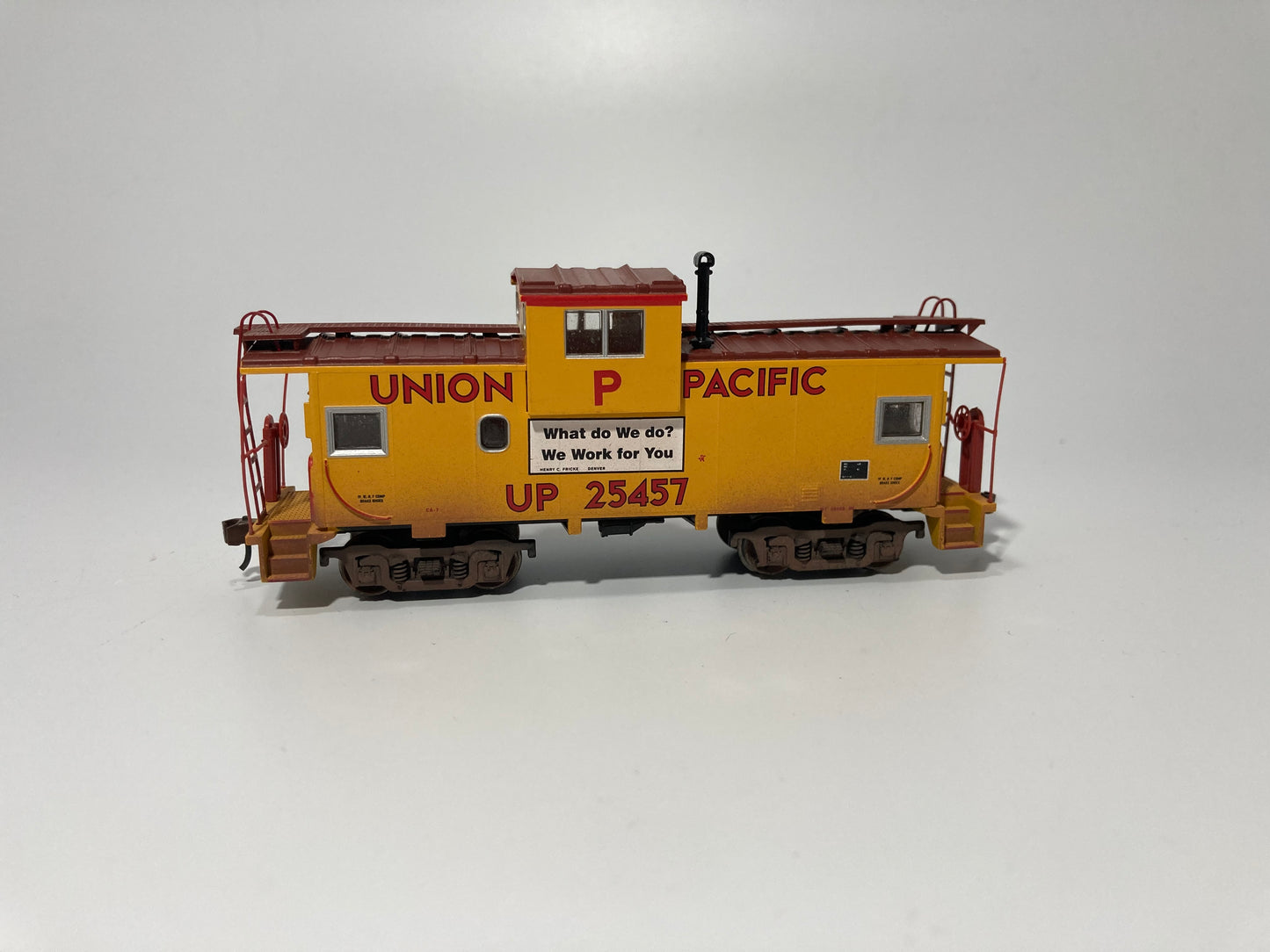 Athearn Ready-To-Roll Union Pacific Wide Vision Caboose #25457